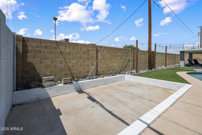 Building Photo - 3244 W Voltaire Ave