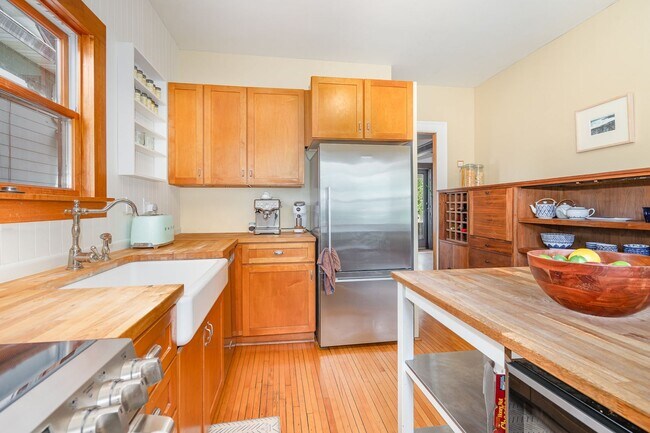 Building Photo - Spacious 4BR/2BA Single-Family Home in Mer...
