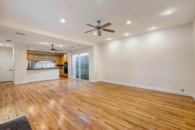 Building Photo - 3107 Greenbriar Dr
