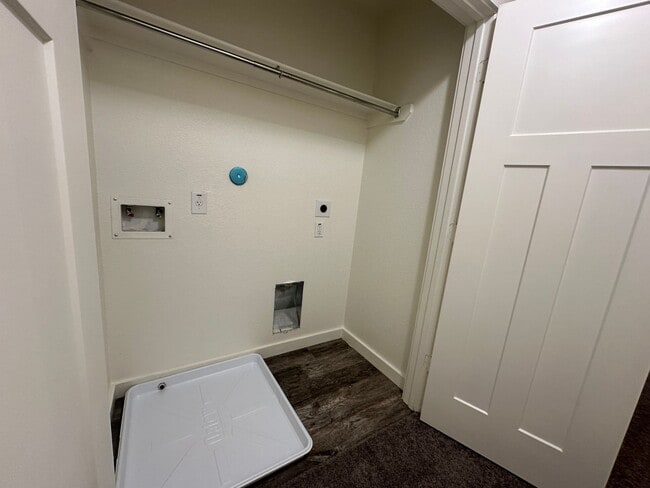 Building Photo - For Lease | 3 Bed, 2.5 Bath |1,688 Sq Ft |...