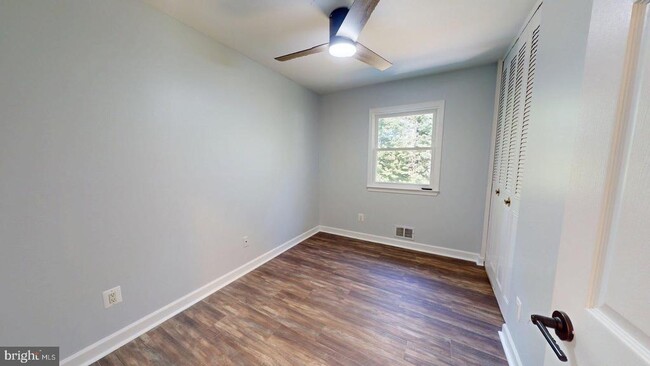 Building Photo - 6602 Greenview Ln