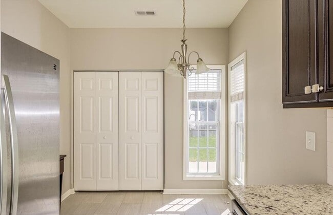 Building Photo - Very nice townhome with primary bedroom on...