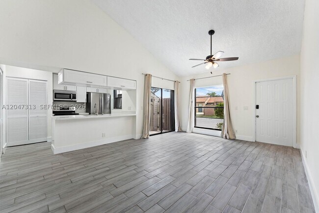 Building Photo - 2025 SW 82nd Ave