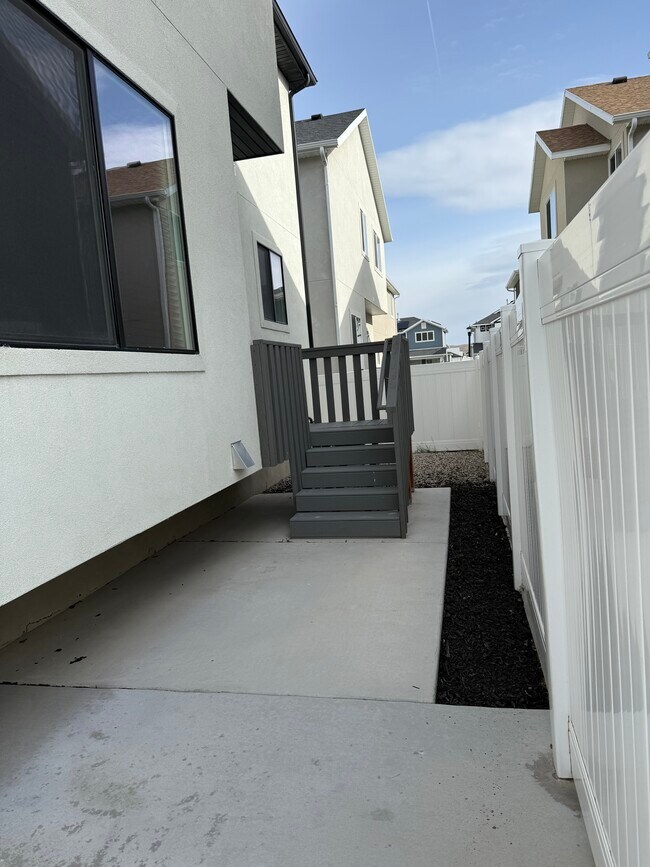 Building Photo - 4724 E Lk Cor Dr