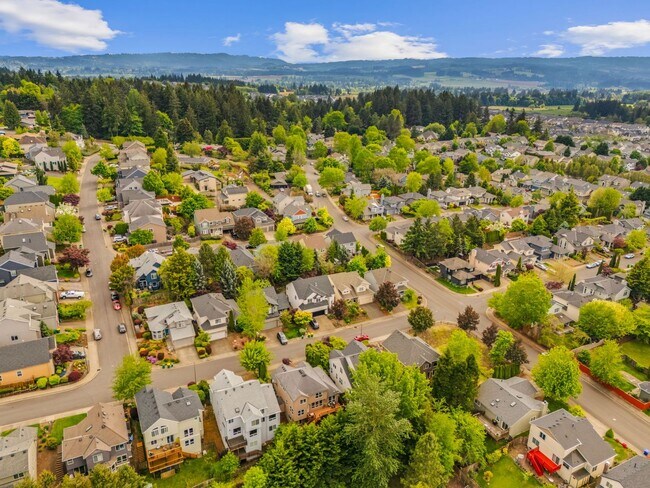 Building Photo - Stunning, spacious 4-bdrm/4-bath in Tigard. Fireplace, massive decks, next to nature