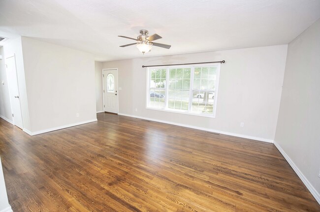 Building Photo - Privacy Fenced, 3 bed 3 bath in South Springfield (Ask about our special)