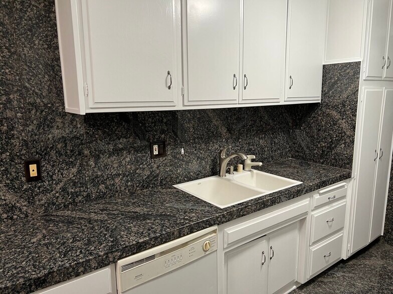 Building Photo - 6160 Whitsett Ave