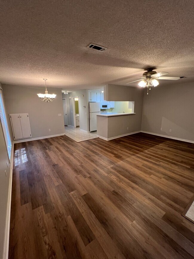 Building Photo - 140 Woodmere Dr