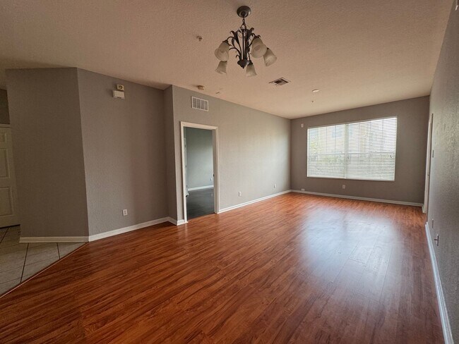 Building Photo - Beautiful 3 Bed, 2 Bath Condo in Desirable...