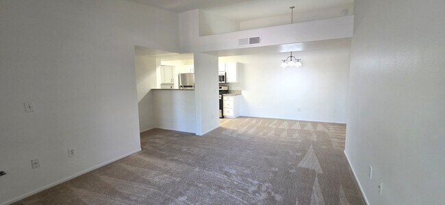 Building Photo - RARE 2nd floor 3 BEDROOM condo in the heart of Seven Hills in gated Horizons @ Seven Hills