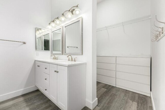 Building Photo - 993 S 239th Dr