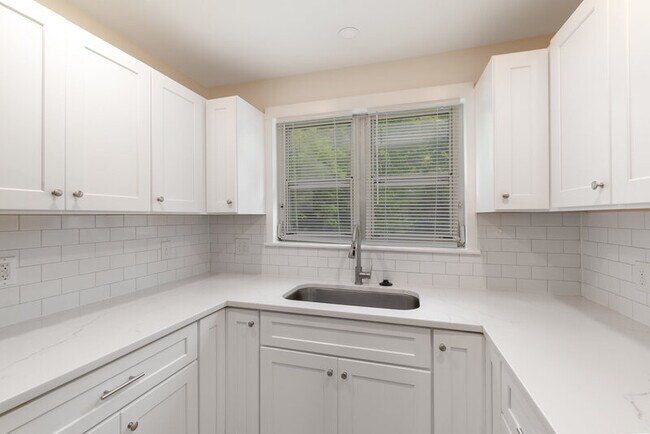 Building Photo - 257 Broad Dr SW
