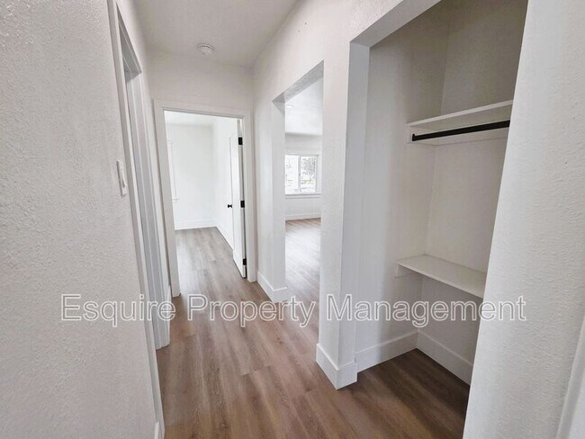 Building Photo - 514 S Seaward Ave