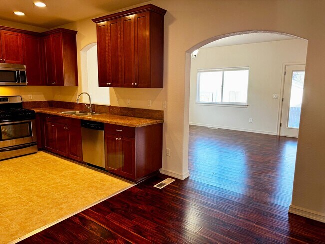 Building Photo - Spacious 3-4 Bedroom Home with Low Mainten...