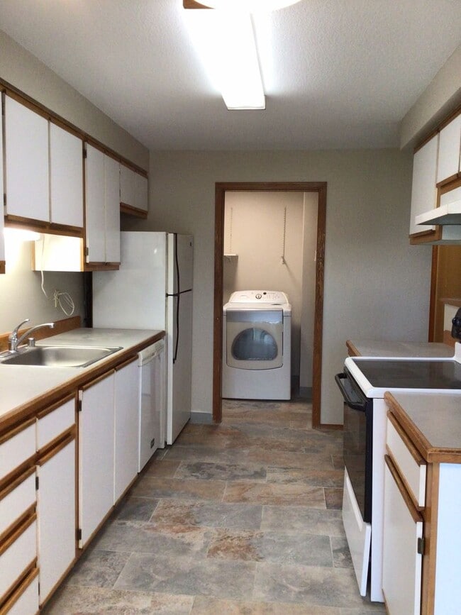 Building Photo - AVAILABLE NOW - Two Bedroom and Two Bath Duplex Unit in Bagley Downs Neighborhood