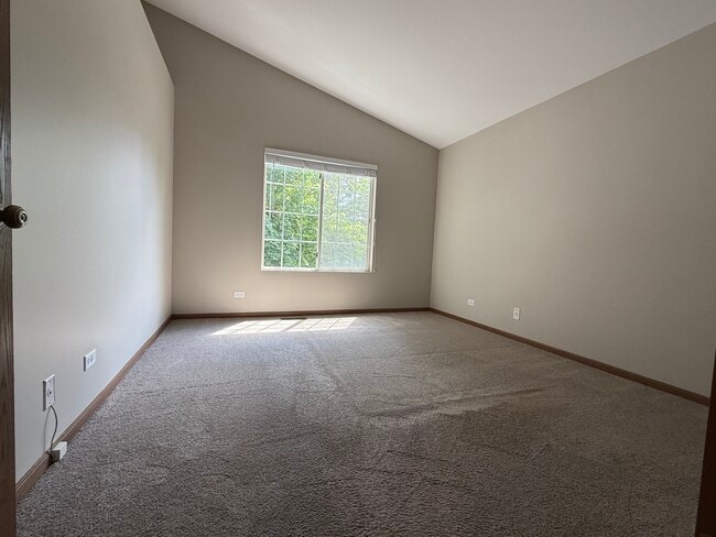 Building Photo - 370 Sandhurst Ln