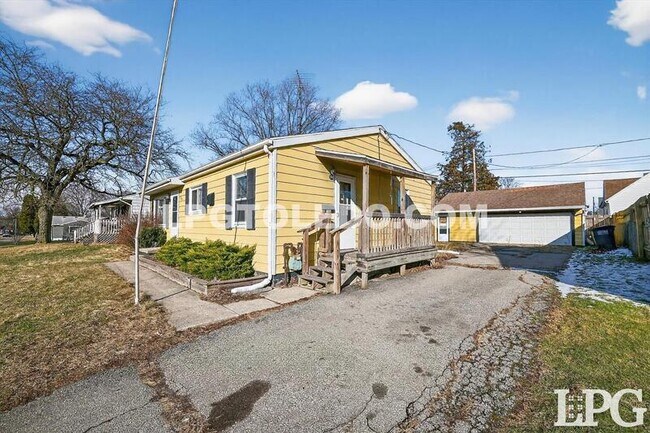 Building Photo - 1525 Akron St