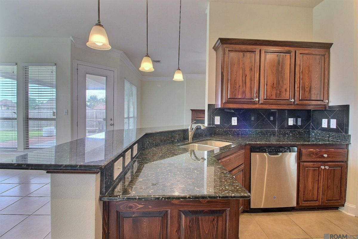 Building Photo - 20357 Chaumont Ave