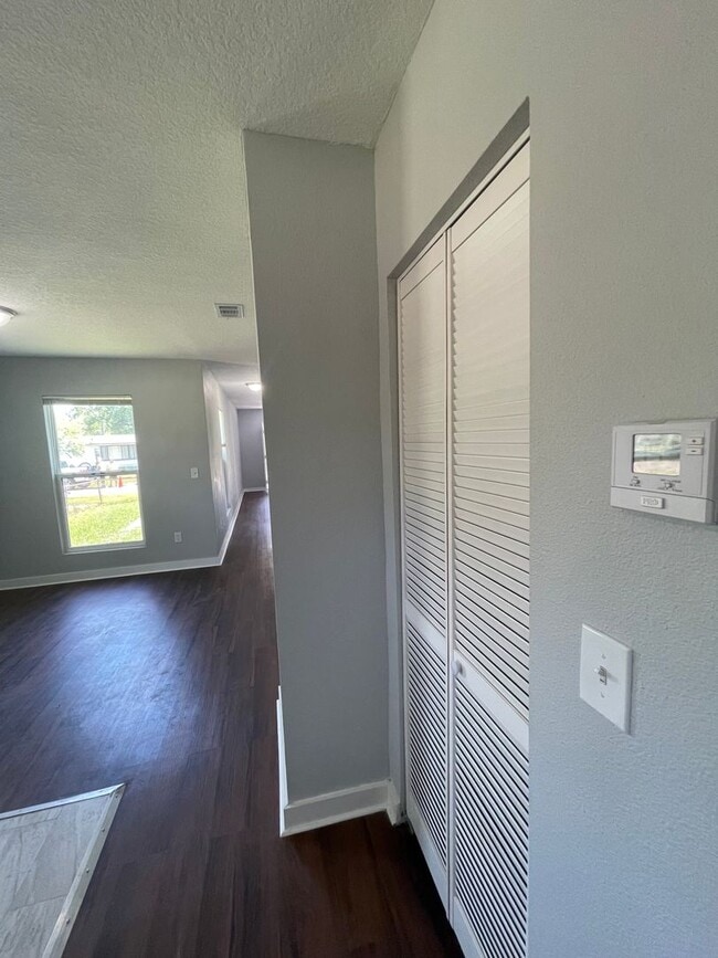 Building Photo - ** Move in Ready** 3/2 Single Family Home in College Park