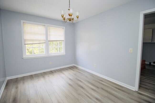 Building Photo - Spacious 2 Bedroom, 1 Bath - Available NOW!
