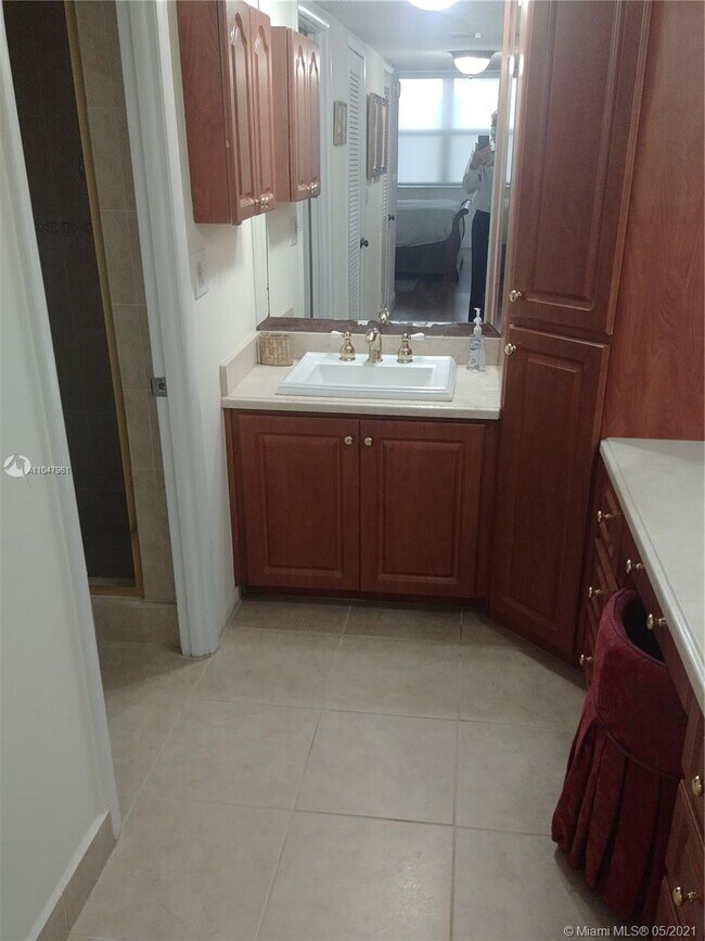 Building Photo - 6039 Collins Ave