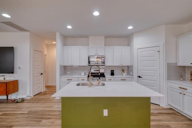 Building Photo - 10003 Baden Ln