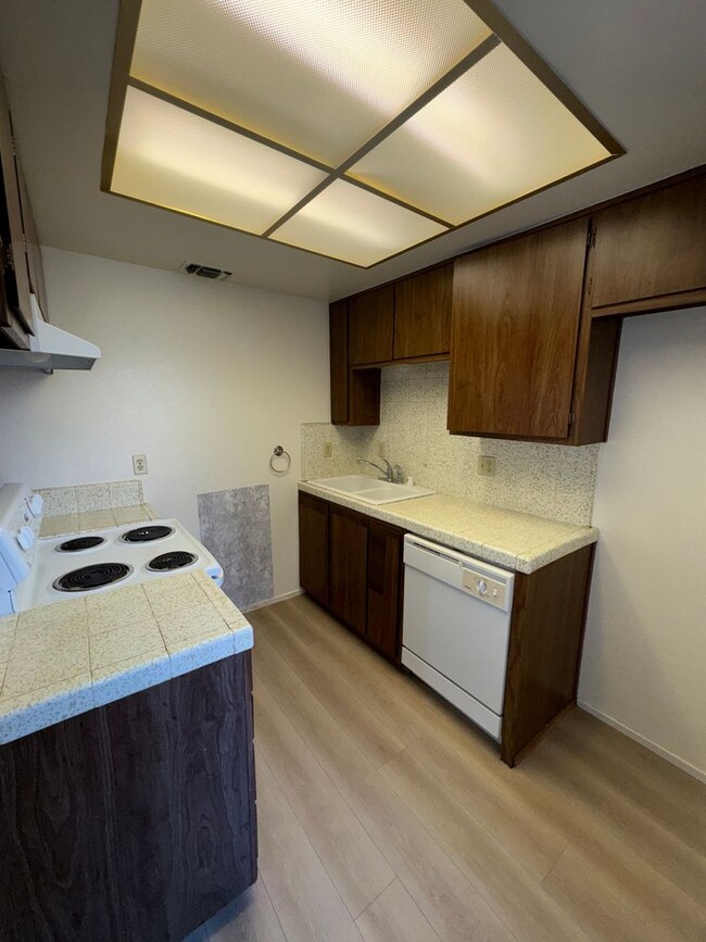 Building Photo - Ready To Move!!