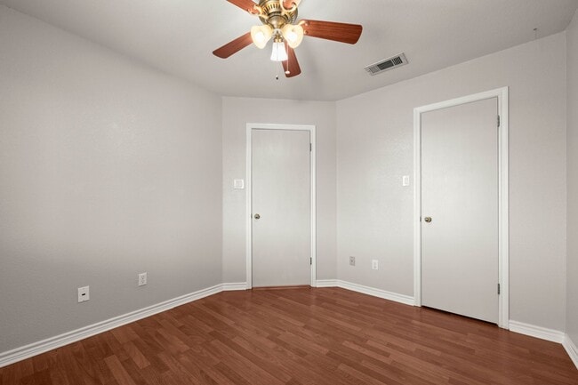 Building Photo - Available NOW!!!! This 3 bedroom, 2 bath, 2 car garage home has no carpet. All flooring is LVP an...