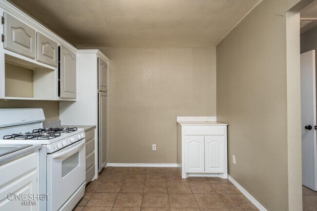 Building Photo - 3632 Clinton St