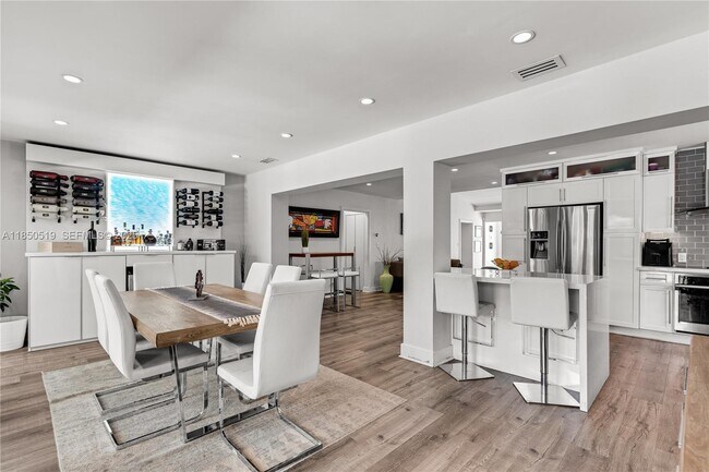 Building Photo - 525 Lakeview Dr