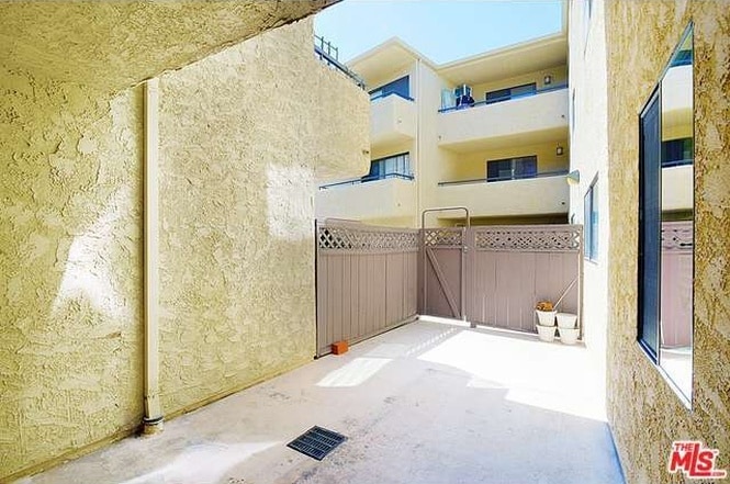 private patio - 10982 Roebling Ave