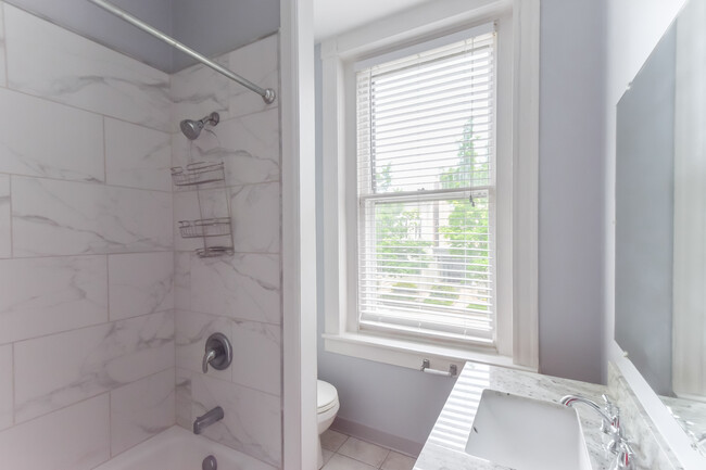 Marbled, tiled bathroom - 1617 W Grace St