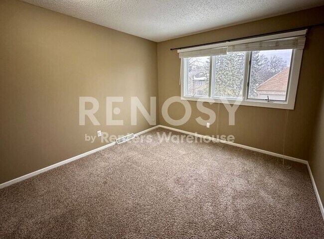 Building Photo - 5 Bedroom 3 Bathroom Single Family Home in Burnsville