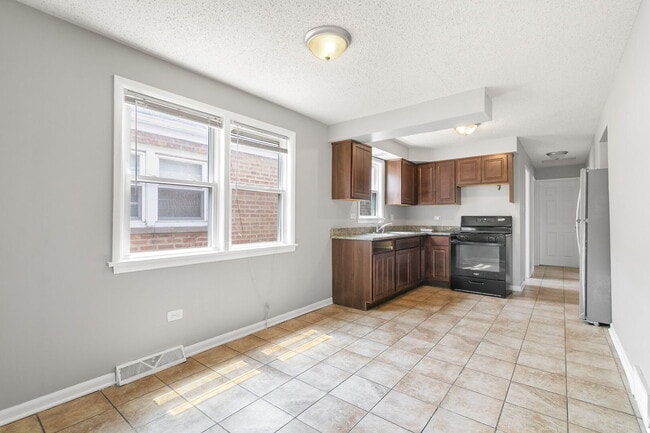 Building Photo - 7216 S Central Park Ave