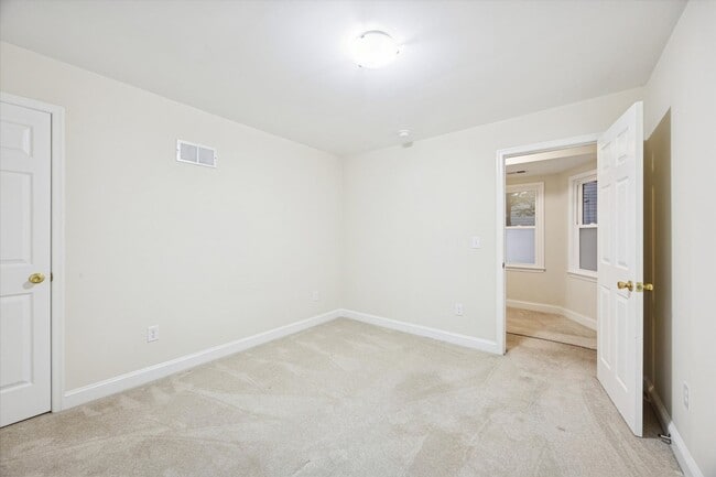 Building Photo - 6 Laurel Ave