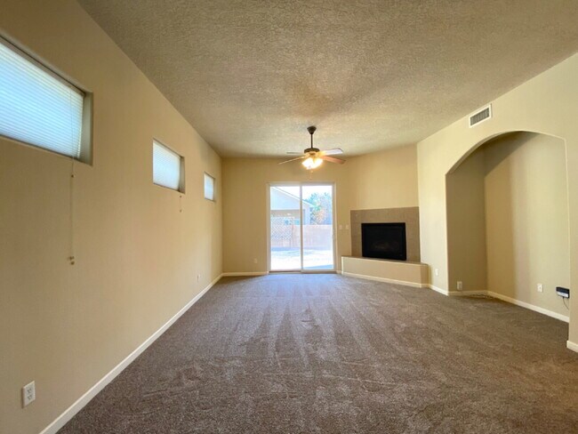 Building Photo - Spacious- 2 Living Rm/3BR/2Bath in Cabezon