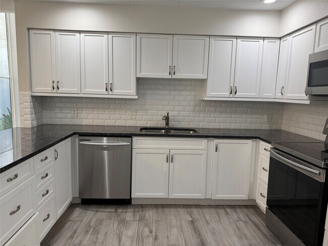 Building Photo - 12800 Briar Forest Dr
