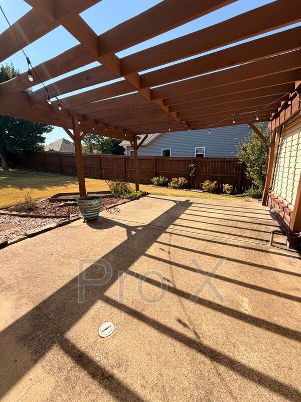 Building Photo - 1500 NE Dysart Woods Ln