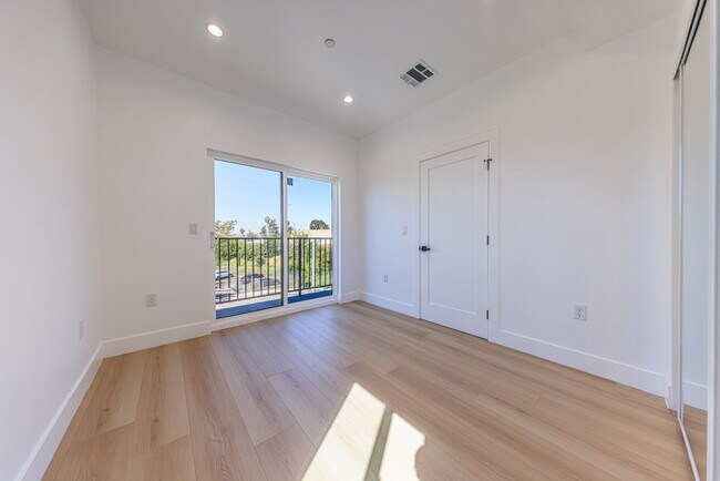 Building Photo - Luxury Never Before Lived in Townhomes!