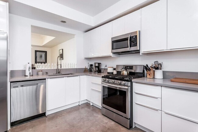 Building Photo - 166 S Hayworth Ave