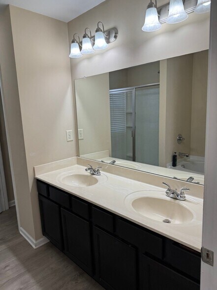 Building Photo - 1620 Shire Village Dr