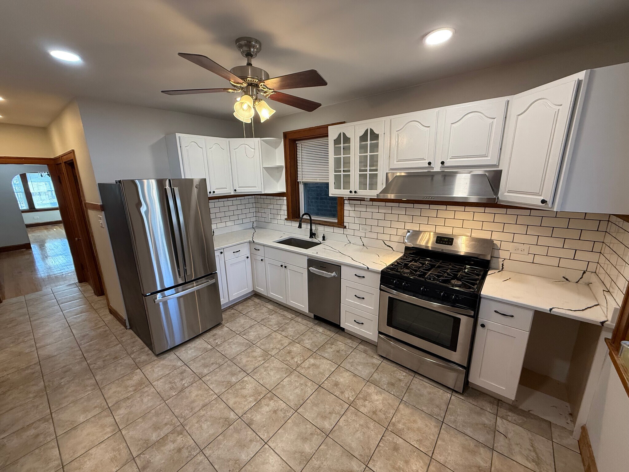 Kitchen - 1542 N Kolin Ave