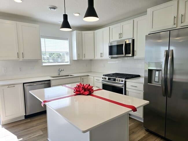 Kitchen - 1103 Middlefield Rd