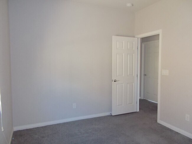 Building Photo - Modern Tri-Level Home with Spacious Layout & Ideal Location