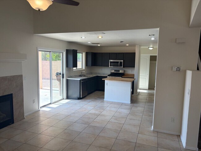 Building Photo - Freshly Painted 3 Bed, 2.5 Bath Home in Coolidge