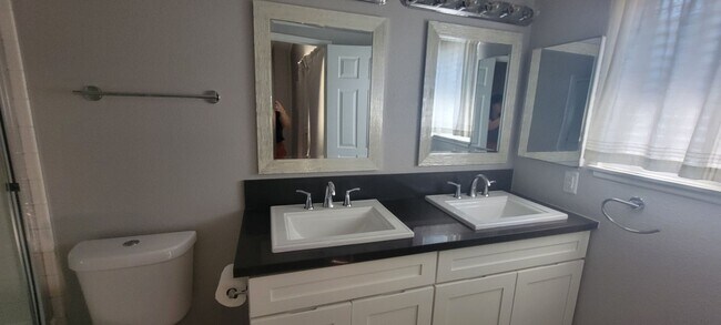 Building Photo - Lovely Temecula Home! Utilities paid!
