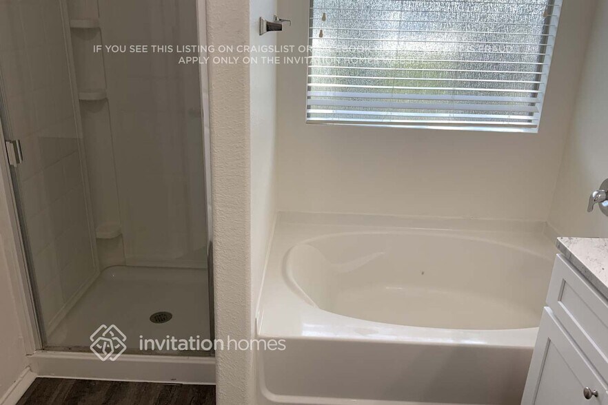 Building Photo - 1040 English Ivy Dr