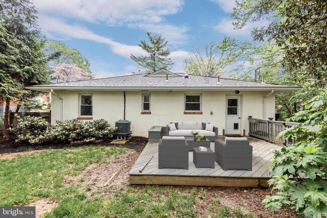 Building Photo - 710 N Buchanan St