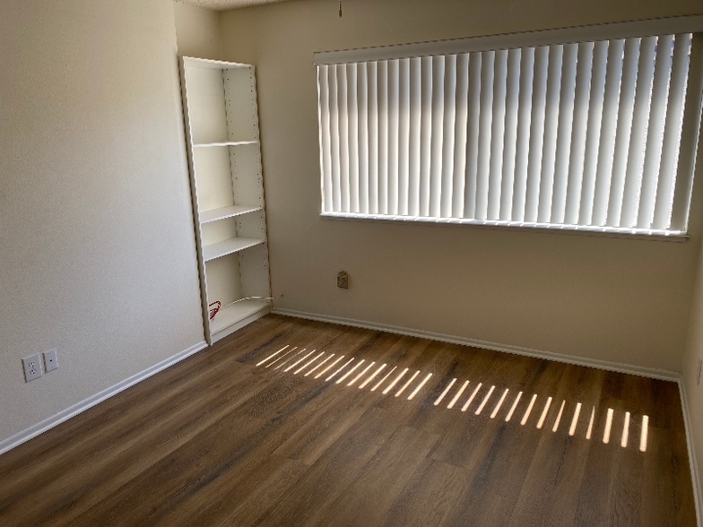 Building Photo - 9111 Lemona Ave