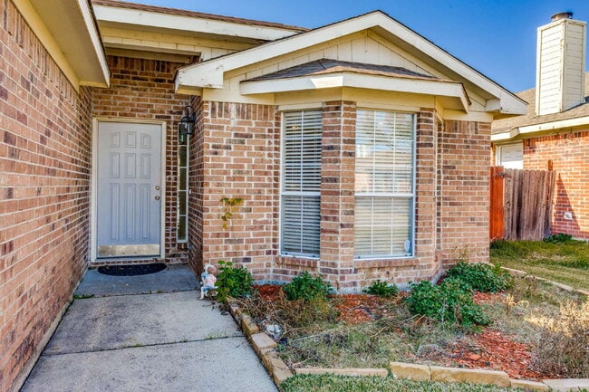Building Photo - Adorable 3-Bed with Open Floor Plan & Dream Backyard